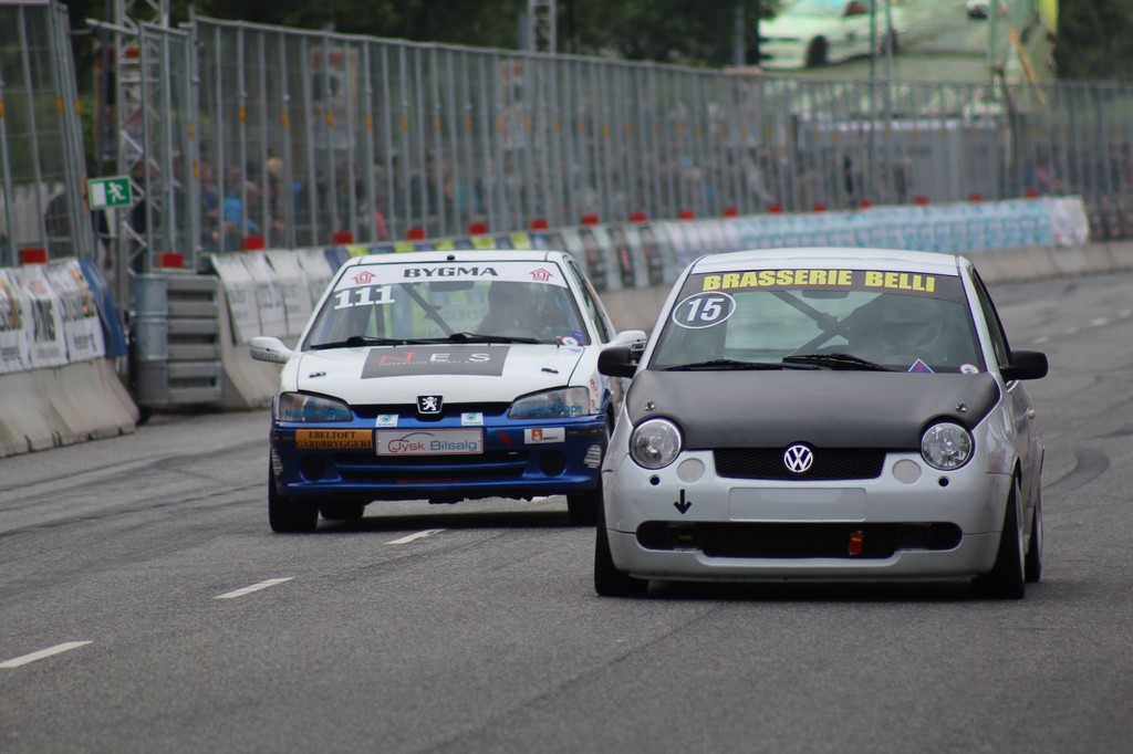 Sebastian Belli (15) var ude at køre i klassen i en VW Lupo. Har ses i kamp i Division 3 med Rasmus Pedersen (111)
(Foto: JJ Media)